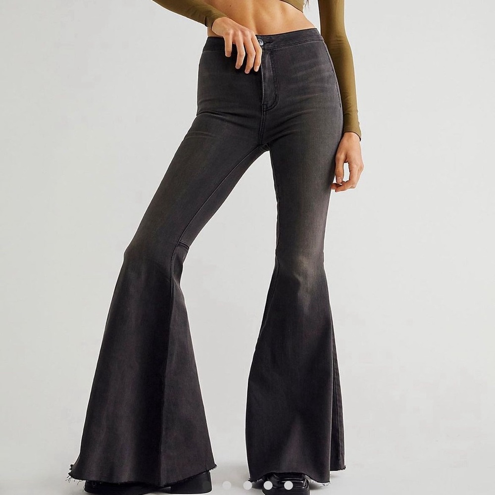 FREE PEOPLE FLOAT ON FLARE JEANS